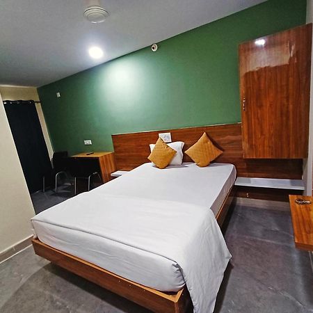Udupi Deluxe Lodge Gulbarga Гулбарга Екстериор снимка