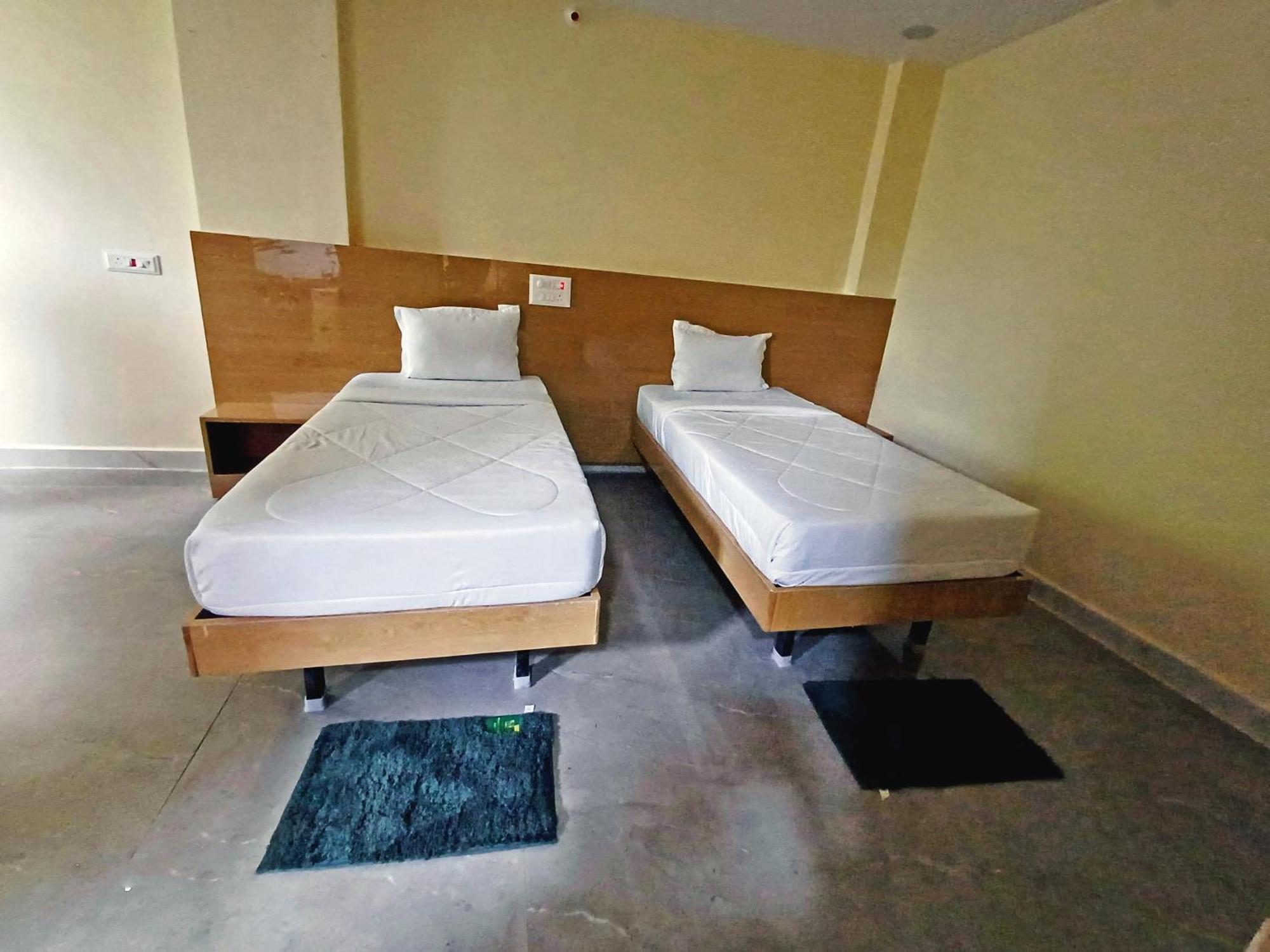 Udupi Deluxe Lodge Gulbarga Гулбарга Екстериор снимка