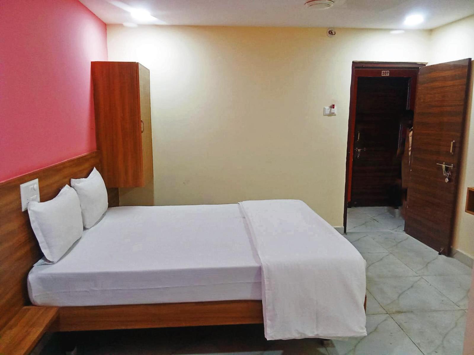 Udupi Deluxe Lodge Gulbarga Гулбарга Екстериор снимка